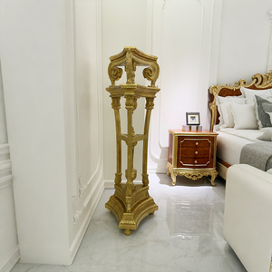 Socle de présentation d'art de galerie et de fleurs, sculptural, doré, triangulaire, sur trépied, de style Empire néoclassique, avec motif tête de bélier, type torcherère gueridon - Product Image 2