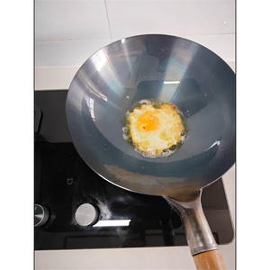 Wok Tradicional de Hierro con Mango de Madera de 32 cm, Engrosado para Estufa de Gas, Libre de PFOA, Solo Lavar a Mano - Product Image 4