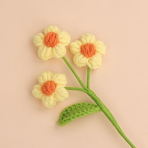 Branches de fleurs artificielles en crochet tricotées à la main, à trois têtes, pour la décoration de mariages, d'hôtels et de maisons - Product Image 4