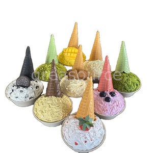 Modèle de crème glacée exquis, coupe et cornet croustillants, saveur réaliste, garni de biscuits, fruits et chocolat, pour présentation en pâtisserie - Product Image 1