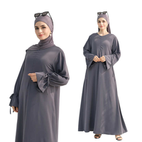 Abaya bicolore contemporaine pour femmes Lignes avec ceinture et manches larges - une tenue modeste et avant-gardiste