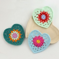 Vente en gros – Applique cœur en crochet fait main de 11 cm avec motif floral contrastant pour embellissement de vêtements et de table