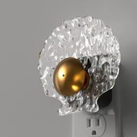 Veilleuse LED avec capteur de lumière, luminosité réglable, à brancher, blanc chaud, design contemporain pour l'éclairage des couloirs et des chambres