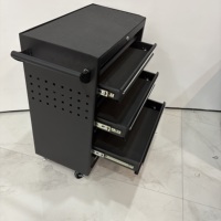 Coffre à outils mobile robuste avec poignée latérale et roulettes pivotantes pour le rangement d'outils en atelier de réparation automobile
