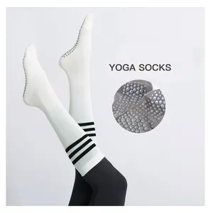 Professione indoor fitness sports stripe antiscivolo yoga pilates socks logo personalizzato crew socks con impugnatura per pilates