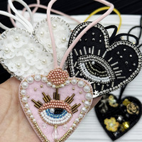 Patch personnalisé en perles œil porte-bonheur en forme de cœur, fabricant OEM de broderies de perles pour marques de vêtements