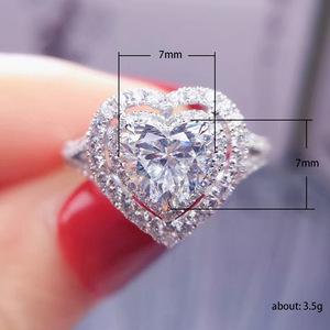 Anello a Forma di Cuore con Cristalli Incastonati per Donne, Accessorio Romantico per Uso Quotidiano e Feste - Product Image 5