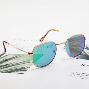 Gafas de Sol con Marco Metálico de Estilo Europeo, Lentes de PC con Protección UV400, Diseño Cuadrilateral Unisex para Viajes, Protección Solar y Conducción - Product Image 5