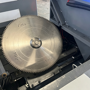 Machine de découpe d'aluminium CNC à double scie 45 degrés, équipement spécial pour la fabrication de cadres de portes et de fenêtres, haute stabilité, 380V - Product Image 4