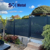 Clôture de jardin moderne en aluminium noir à lattes horizontales, panneaux de clôture extérieure pour villa, clôture métallique de sécurité OEM ODM pour maisons