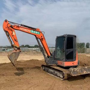 Miniexcavadora Usada Hitachi ZX55 ZX55UR de 5.5 Toneladas, Origen Japón, Pocas Horas de Uso, con Motor Yanmar, Caja de Cambios y Transmisión - Probada e Inspeccionada - Product Image 1