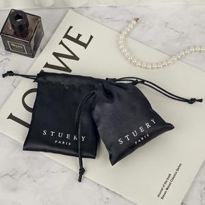 Sacs à cordon en satin de polyester de luxe doux avec logo personnalisé imprimé en sérigraphie pour le rangement des perruques et l'emballage cadeau - Product Image 4