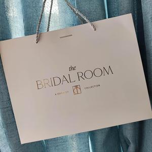 Sac en papier mat de luxe avec logo personnalisé en feuille d'or pour l'emballage de bijoux, cosmétiques et lunettes, avec nœud en ruban - Product Image 5