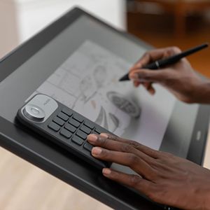 Huion <span class=keywords><strong>Kamvas</strong></span> <span class=keywords><strong>24</strong></span> Plus, Monitor LCD de <span class=keywords><strong>24</strong></span> Pulgadas con 140% SRGB, Tableta Gráfica Profesional con Lápiz Óptico para Dibujo - Product Image 1