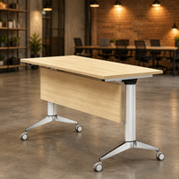 Table de formation pliable à roulettes avec plateau en bois grainé et cadre blanc pour salles de réunion et bureaux de formation