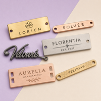Étiquette Métallique Dorée et Argentée pour Sac à Main, Chaussures, Parfum – Plaque Logo Métallique Époxy Personnalisée – Fournisseur d'Usine B2B