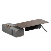 Bureau de direction minimaliste haut de gamme italien avec pieds en métal - un bureau élégant pour le patron, adapté au bureau du président