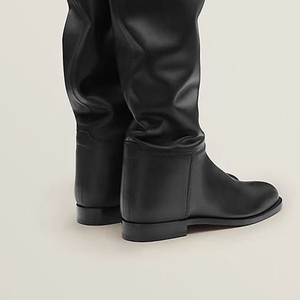 Bottes longues souples pour femmes à talons plats, avec boucle métallique et empeigne plissée, coupe large, hauteur genou - Product Image 4