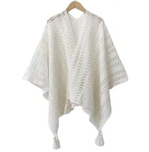 Châle évidé d'inspiration vintage pour les femmes à porter comme cape ou écharpe pendant les mois les plus froids - Product Image 4