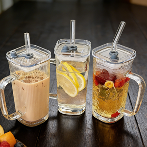 Caneca Esportiva de Vidro Transparente Ecológica e Moderna com Alça e Tampa para Bebidas de Verão, Chá e Leite - Product Image 1