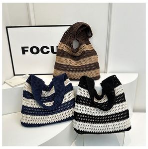 Sac fourre-tout tissé à la main élégant pour femme, idéal pour les vacances à la plage, sac à bandoulière tricoté ajouré rayé - Product Image 3