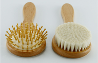 Logo personnalisé Brosse en laine de chèvre Cheveux de bébé Brosse de massage pour enfants Ensemble de mini peignes de brosse à cheveux en bois pour nouveau-nés