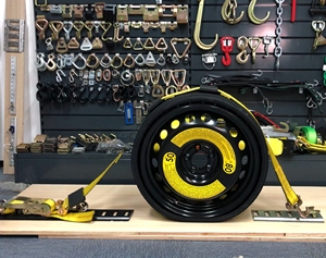 Sangles d'arrimage pour le transport de véhicules 2"X10' avec sangle à cliquet pour roues de voiture, sangle de transport de pneus avec crochet en J pivotant et blocs en caoutchouc - Product Image 6