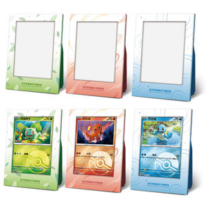Set de Exhibición de Cartas Pokémon PTCG Originales 151 Vermilion con Bulbasaur, Charmander y Squirtle en Caja de Plástico Ecológica - Product Image 3