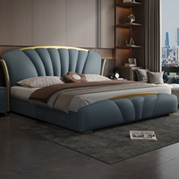 Lit en bois moderne de luxe minimaliste italien sur mesure, taille Queen/King, avec tête de lit à éclairage LED, station de charge et rangement à 2 niveaux, rembourré