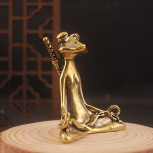 Petite statue rétro en laiton de grenouille maîtresse portant une épée, ornement de bureau porte-bonheur, figurines d'animaux, accessoires de décoration intérieure, cadeaux - Product Image 6