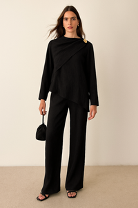 Ensemble deux pièces pour femme LE DUO : haut asymétrique drapé à manches longues avec détails boutonnés et pantalon large - Product Image 2