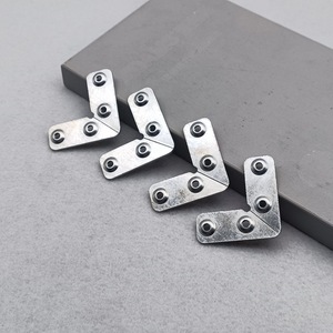 Support d'angle en aluminium de 16 mm de large pour portes d'armoires, design industriel durable, installation par vis - Product Image 4
