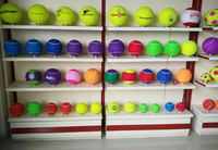 Balle de tennis en caoutchouc écologique moderne et colorée, personnalisable, jouet à mâcher durable pour l'entraînement et le jeu des chiens