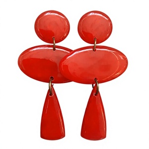 Boucles d'oreilles créoles tendance en résine rouge, faites à la main, fantaisie, bijoux pour femmes, boucles d'oreilles statement en acrylique lucite pour les soirées - Product Image 1