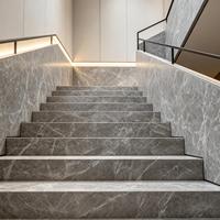 Style simple et élégant, grande dalle de marbre naturel gris à grain fluide, idéale pour les appartements minimalistes.