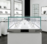 Ensemble de Vitrines de Luxe Minimalistes Blanches en Acier pour Montres et Bijoux, Comptoir Îlot et Vitrine Murale Haut de Gamme Personnalisés pour Magasin de Montres