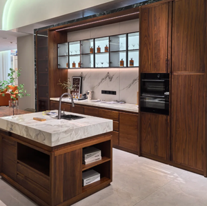Cuisine ouverte en bois clair avec îlot central, évier, plaque à induction et réfrigérateur |   Système de meubles de cuisine modulaire tout-en-un - Product Image 2