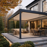 Pergola motorisée à lames orientables en aluminium RKOVE avec murs coulissants en verre pour restaurant urbain sur toit, repas en plein air au Canada