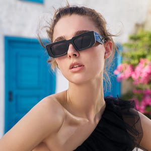 Gafas de Sol Cuadradas para Mujer ZS-98045, Montura Negra de PC, Protección UV400 Clase 2, Estilo Europeo Moderno - Product Image 4