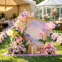 Aanbod kunstbloemenarrangement voor verloving, verjaardag, sfeervolle gelegenheid met een gigantische, met net bedekte bloemententoonstelling in Monet-tuin