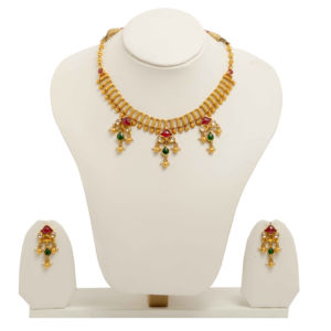 Hermoso collar de oro hecho a mano con un diseño intrincado que incluye piedras de color rubí y esmeralda, combinado con elegantes aretes. - Product Image 1