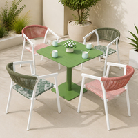 Collection de mobilier de repas extérieur commercial FLD1054 pour 2 à 6 personnes avec tables à piétement HPL et chaises en corde colorées pour hôtel, café, terrasse
