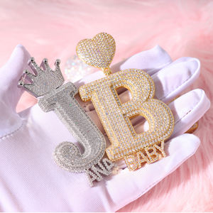 2025 nuovo arrivo Mini nome personalizzato Hip Hop <span class=keywords><strong>con</strong></span> lettera iniziale maiuscola ciondolo corona a <span class=keywords><strong>cuore</strong></span> cerchio CZ nome gioielli personalizzati - Product Image 2