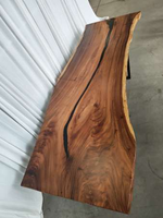 Table de salle à manger en bois massif de style moderne avec bord naturel et résine époxy