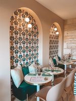 Mobili su Misura per Ristoranti, Bar e Caffè: Sedie, Tavoli e Divanetti per Sale da Pranzo, Hotel, Soggiorni e Ville - Per Progetti di Interior Design