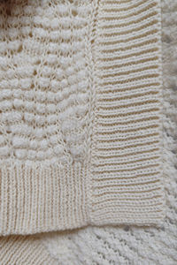 Cardigan tricoté décontracté pour femme avec design évidé lâche épaule tombante et logo avant paresseux - Product Image 4