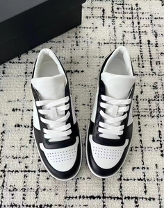 รองเท้าผ้าใบผู้ชายแฟชั่น พื้นหนา ใส่ได้หลากหลายสไตล์  รองเท้ากีฬาลำลอง  รองเท้าทรงทันสมัย  รองเท้าบาสเก็ตบอลสีขาวรุ่นใหม่ ระบายอากาศได้ดี - Product Image 2