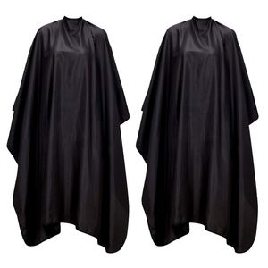 Capa de Barbero Negra Impermeable de PVC de Alta Calidad con Logotipo Personalizado para Salón de Peluquería - Product Image 1