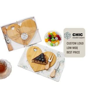Mini plateau à fromage en bambou et ensemble de couteaux, plateau à charcuterie individuel en forme de cœur pour les cadeaux de mariage, la fête prénuptiale - Product Image 1