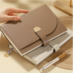 Agenda/Planificador Personalizada con Logotipo, Tapa Dura de Cuero Sintético <span class=keywords><strong>PU</strong></span>, con Bolsillo de <span class=keywords><strong>PU</strong></span> en la Cubierta y Cierre de Hebilla de Cuero - Product Image 1